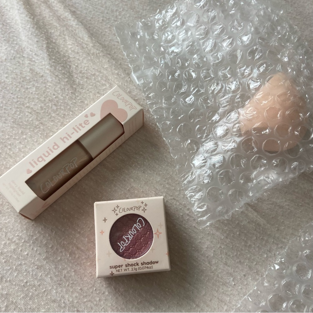 Colourpop Bundle: Highlighter, Beauty Blender & Eyeshadow Bundle!